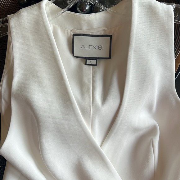 Alexis Sleeveless Cream Top with Black Sash Belt Size S - Picture 7 of 16